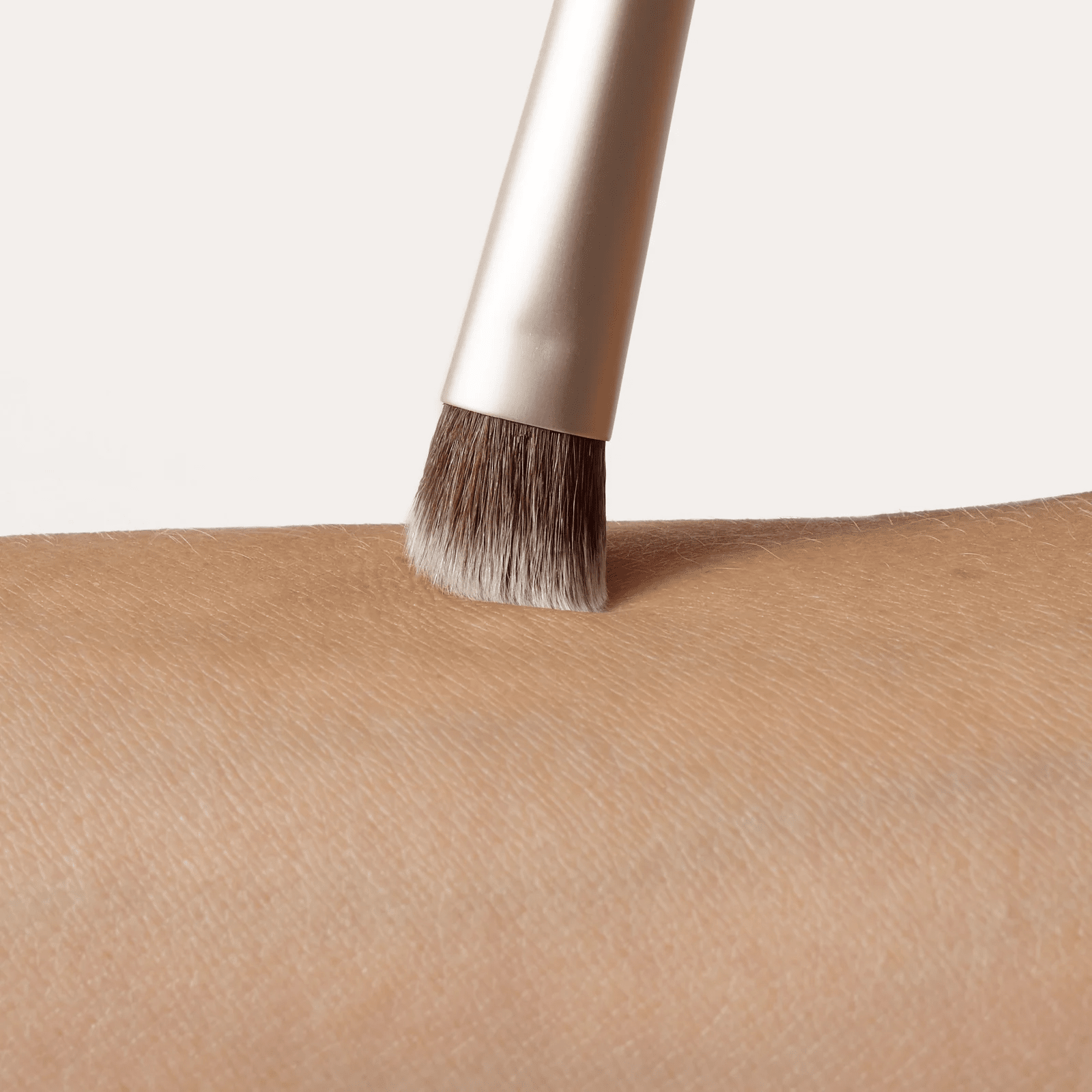 JANE IREDALE kreminių ir sausų priemonių šepetėlis Fluffy Eye Brush