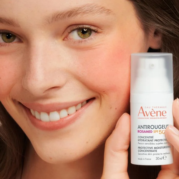 AVENE EAU THERMALE apsauginis drėkinamasis koncentratas ROSAMED SPF 50+, 30 ml