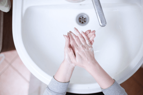 Viena geriausių virusų prevencijos priemonių – rankų higiena: ar mokate teisingai plauti rankas?