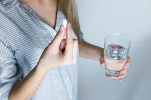 Per anksti, per vėlai – ar yra tinkamiausias laikas gerti vaistus nuo skausmo?