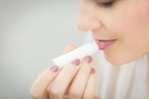 Skilinėjančios lūpos: kalti žiemos vėjai ar vitaminų stoka?