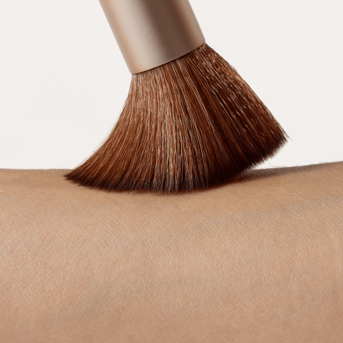 JANE IREDALE Presuotos pudros šepetėlis The Handi Brush